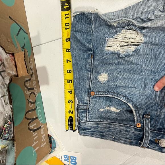 Madewell Relaxed Denim Shorts in Renfield Wash: Destructed Edition Distressed - Picture 9 of 9